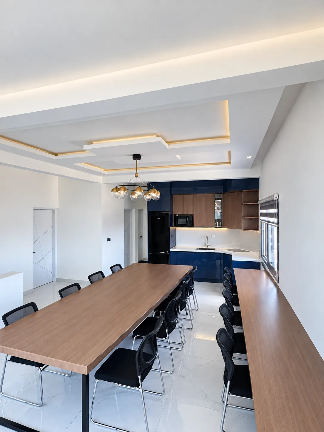 Grande salle avec tables chez Liberty Coworking, à Antananarivo