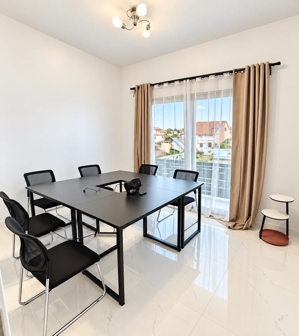 Bureau privé avec table noire chez Liberty Coworking, à Antanimena Ambony