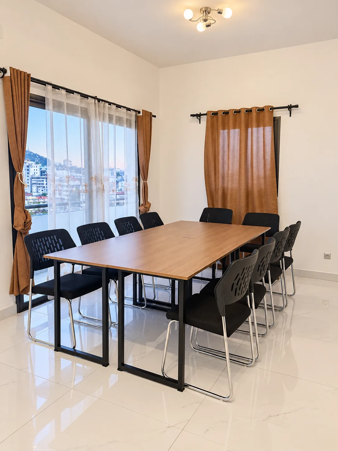 Salle de réunion avec table marron chez Liberty Coworking Tana